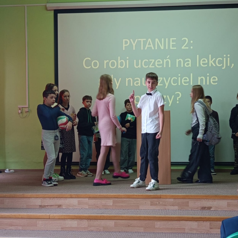 Uczniowie na scenie podczas przedstawienia z okazji Dnia Edukacji Narodowej