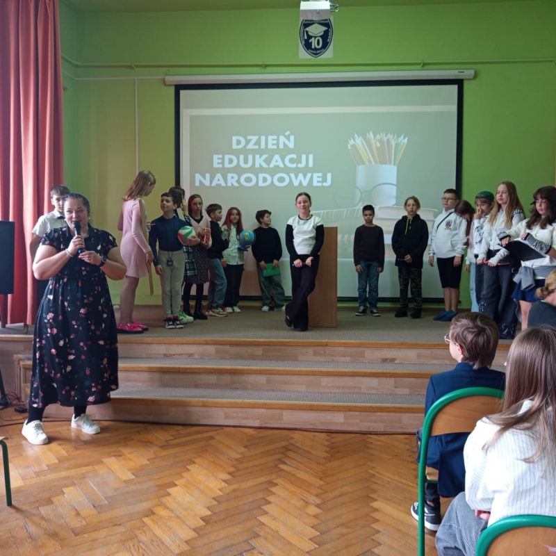 Uczniowie na scenie podczas przedstawienia z okazji Dnia Edukacji Narodowej