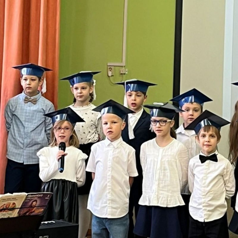 Uczniowie klas 1 deklamują wiersze