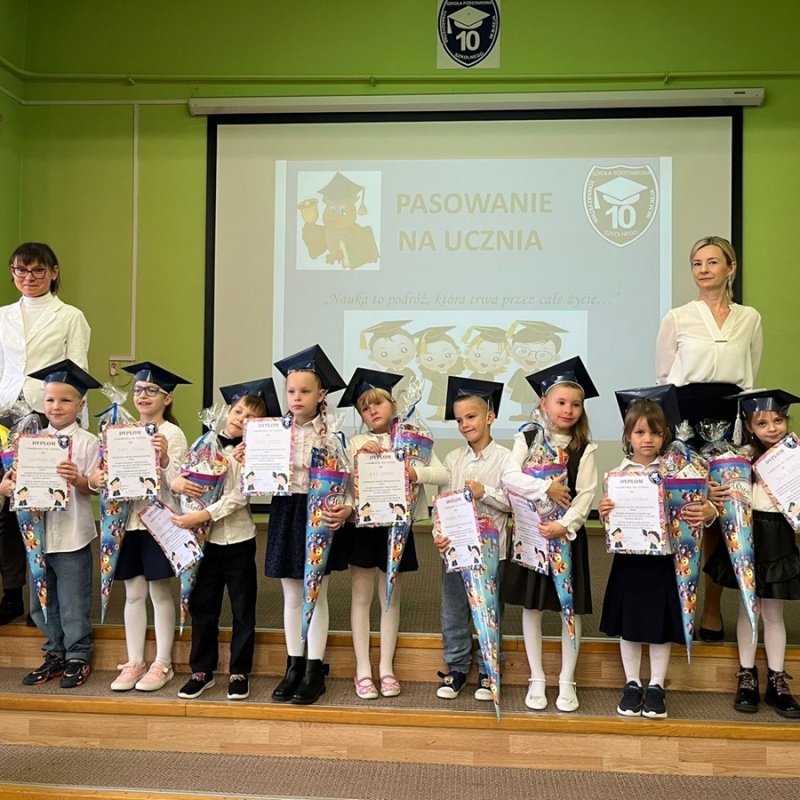 Uczniowie klasy 1z dyplomami i słodkimi upominkami