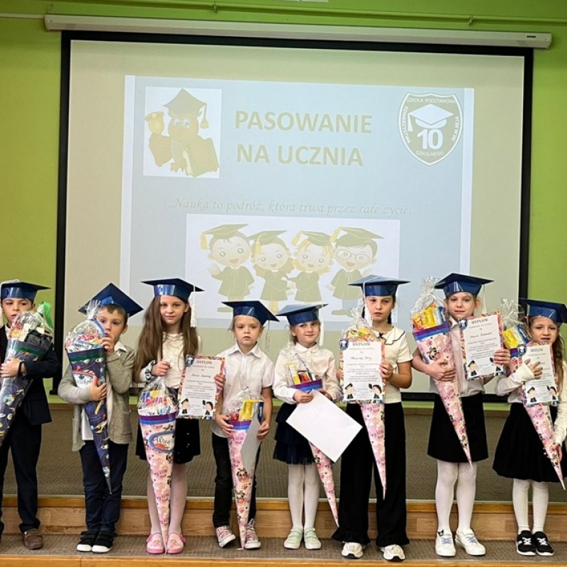 Uczniowie klasy 1 z dyplomami i słodkimi upominkami