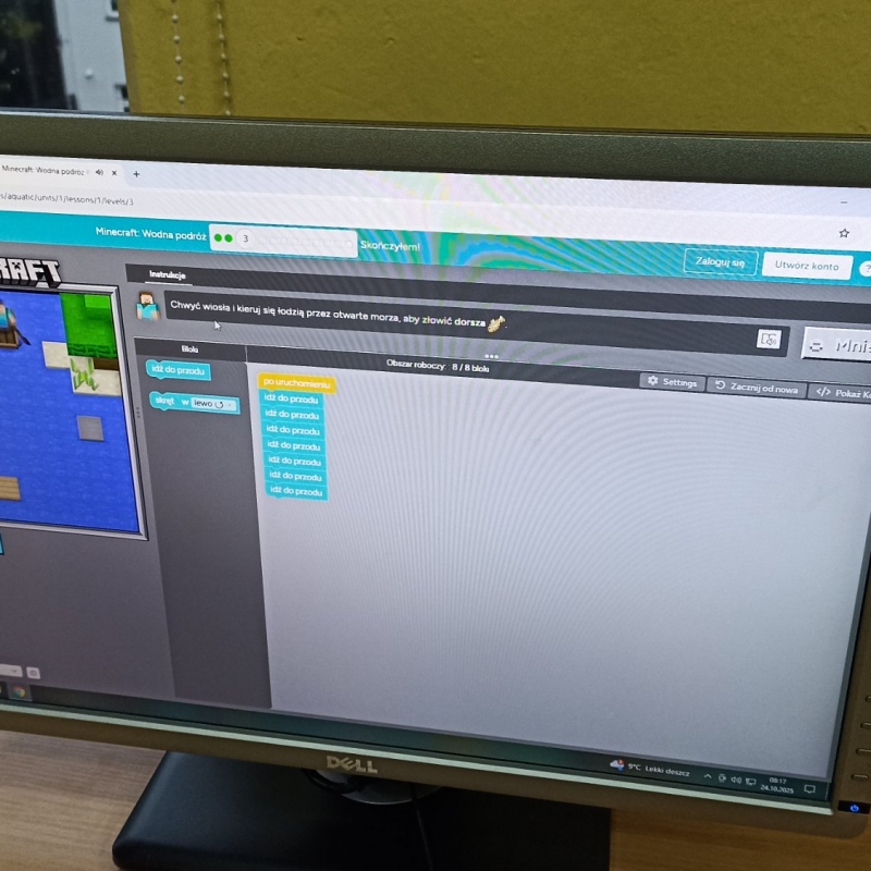 Zdjecia monitorów z załączonymi wybranymi przez uczniów aktywnościami z okazji Tygodnia Kodowania - hour of code
