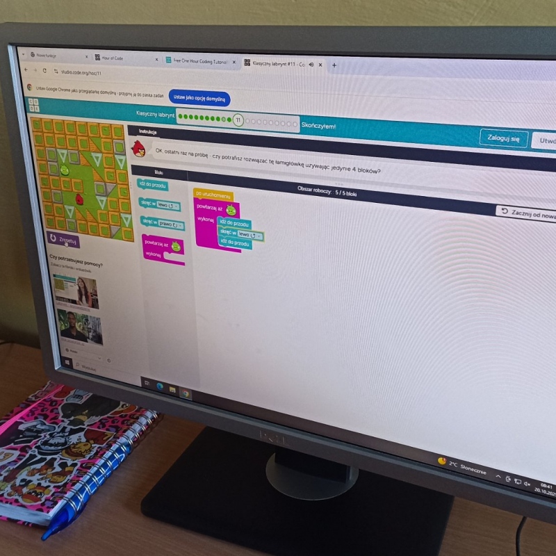 Zdjecia monitorów z załączonymi wybranymi przez uczniów aktywnościami z okazji Tygodnia Kodowania - hour of code