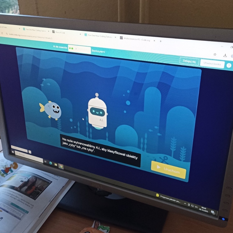 Zdjecia monitorów z załączonymi wybranymi przez uczniów aktywnościami z okazji Tygodnia Kodowania - hour of code