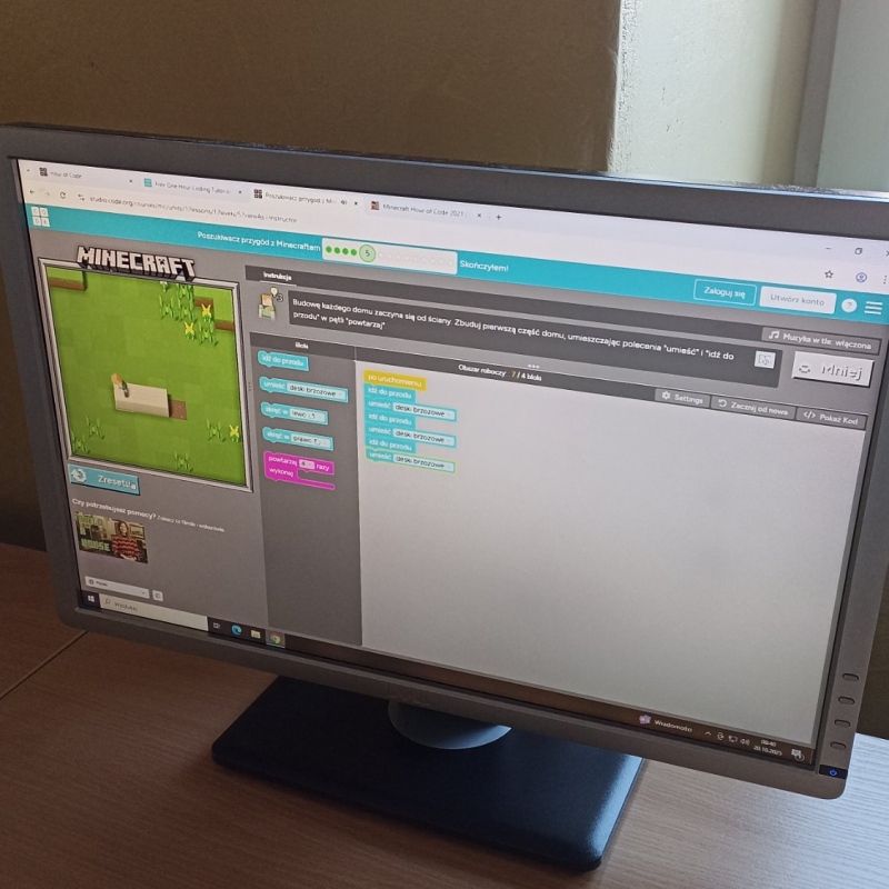 Zdjecia monitorów z załączonymi wybranymi przez uczniów aktywnościami z okazji Tygodnia Kodowania - hour of code