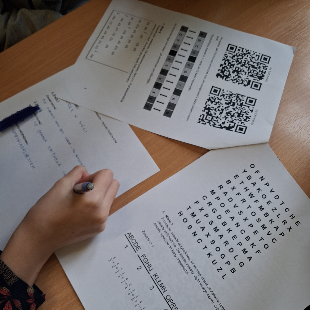 Zdjęcie karty z łamigłówkami dotyczącymi szacunku w sieci