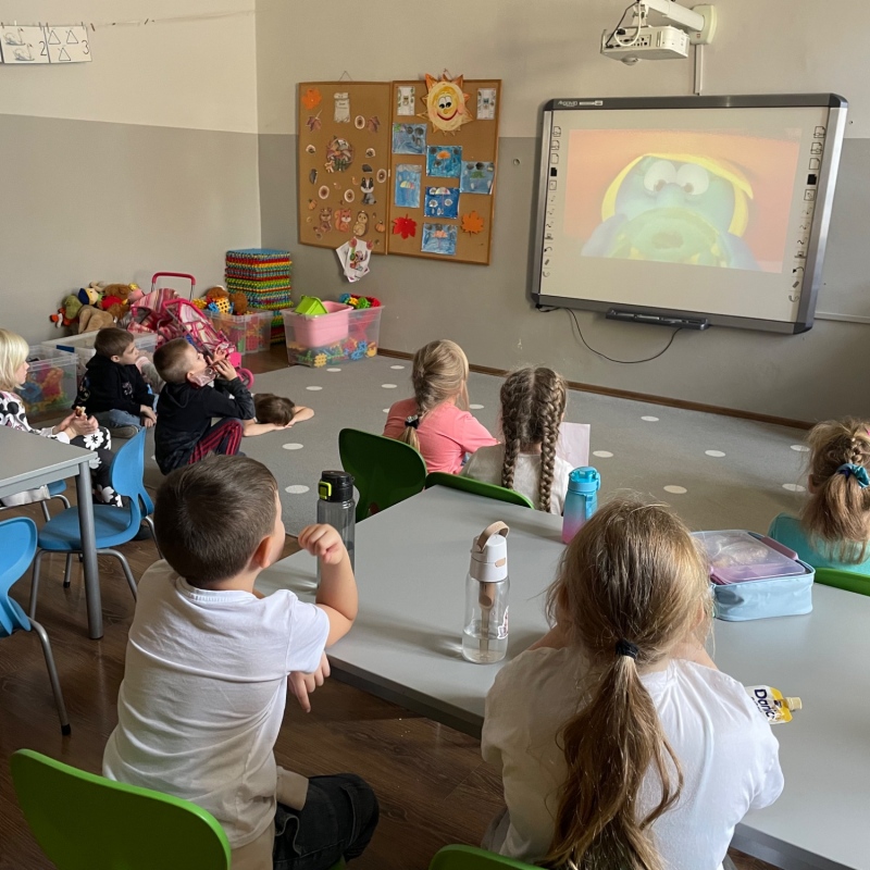 Uczniowie oglądają bajkę