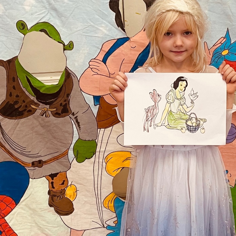 Dziewczynka z pracą plastyczną