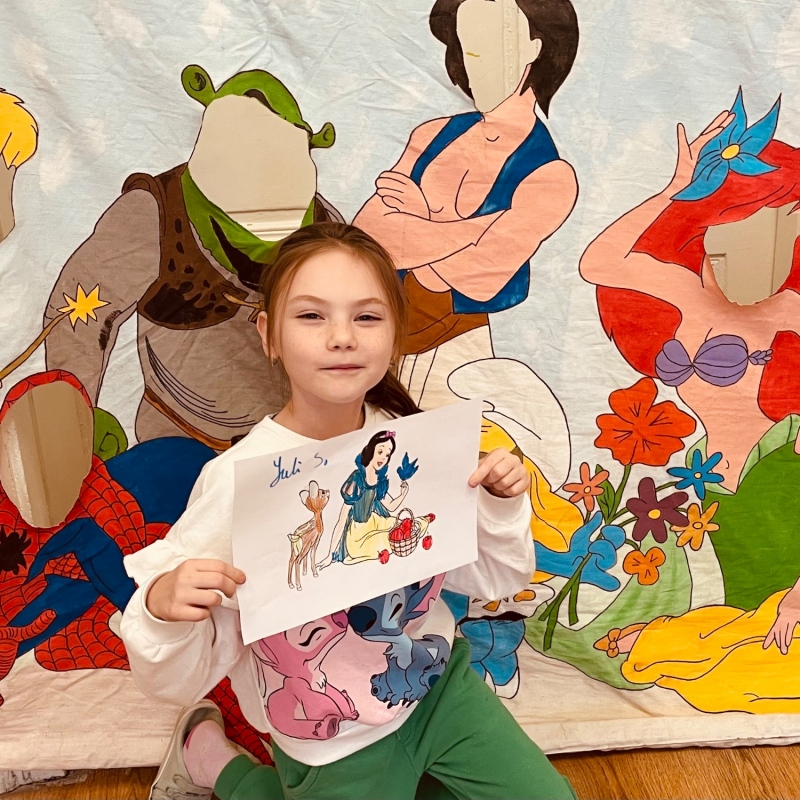 Dziewczynka z pracą plastyczną