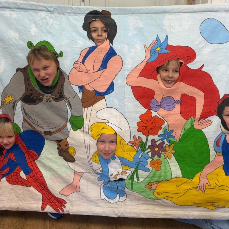 Zdjęcia dzieci na ściance foto z postaciami z bajek