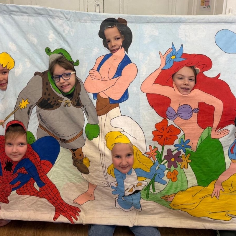 Zdjęcia dzieci na ściance foto z postaciami z bajek