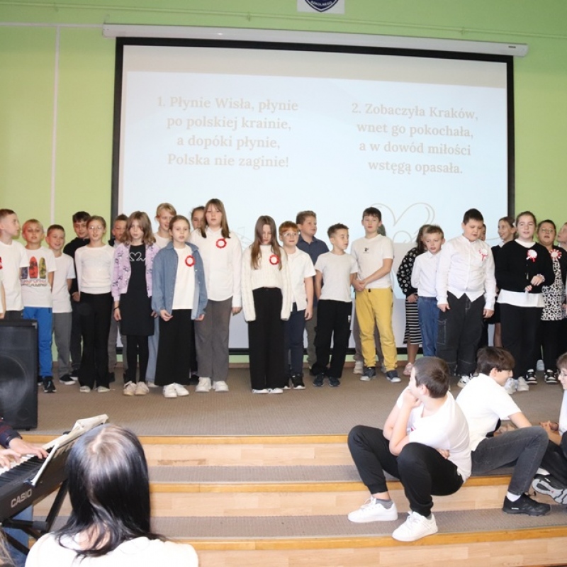 Klasy 4 śpiewają na scenie