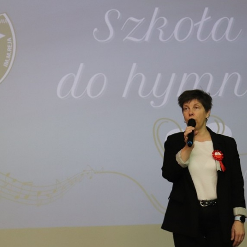 Pani wicedyrektor  podczas przygotowania do odśpiewania hymnu na scenie