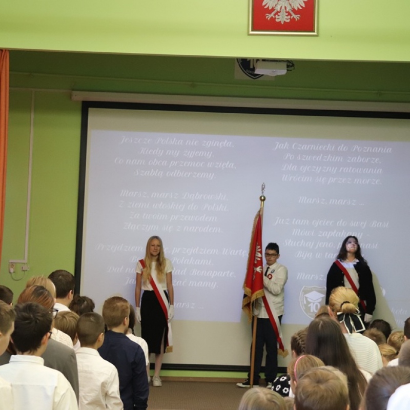 Uczniowie podczas odśpiewania hymnu