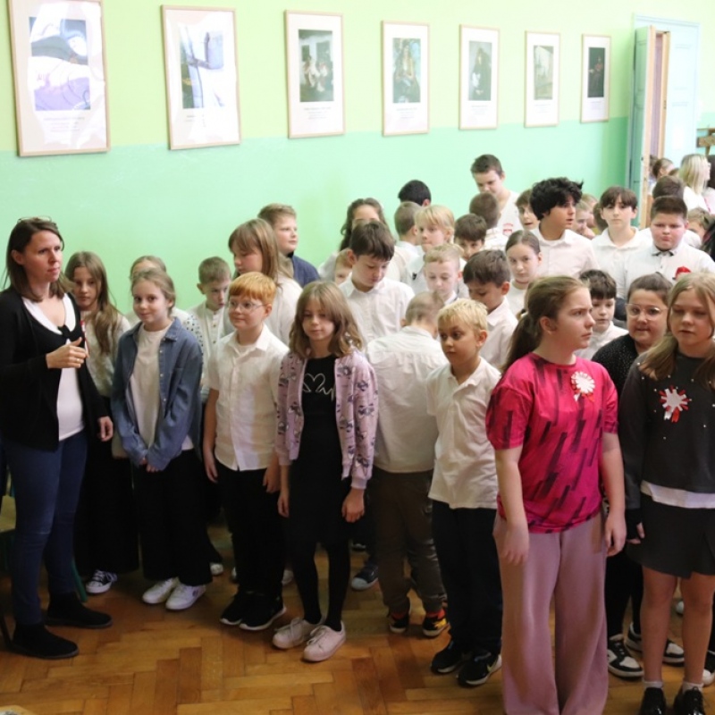 Uczniowie przed wprowadzeniem sztandaru szkoły