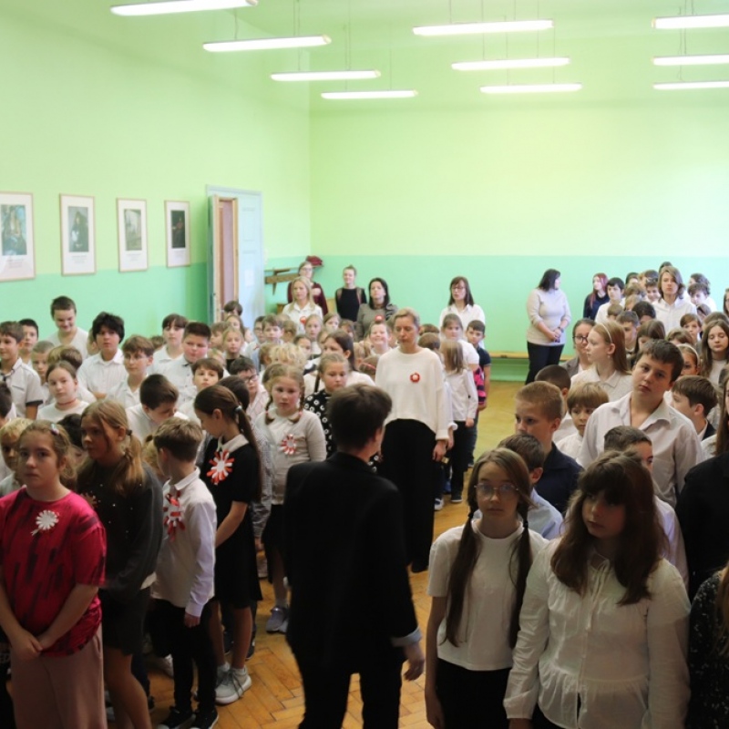 Uczniowie przygotowują się do odśpiewania hymnu