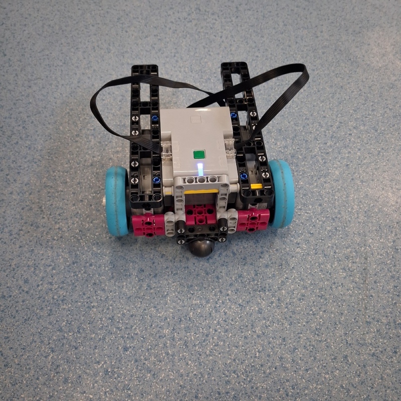 pojazd zdalnie sterowany zbudowany z klocków lego