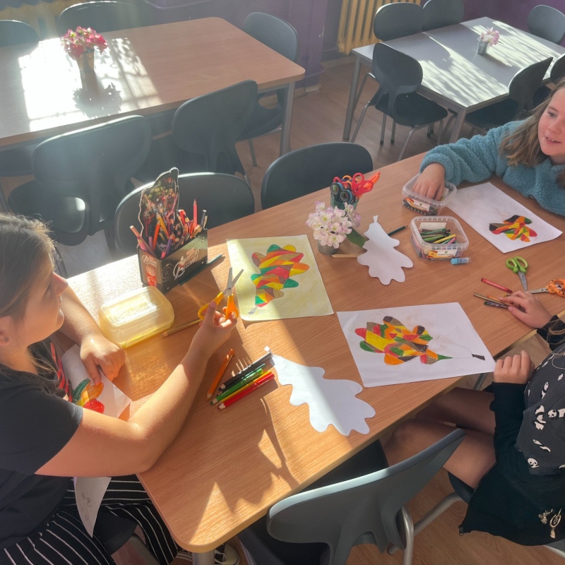 Uczniowie rysują jesienne liście