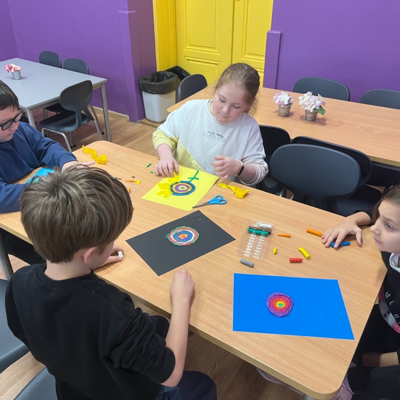 Uczniowie wykonują jesienne słoneczniki