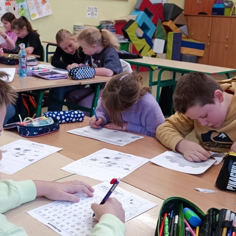 Uczniowie klasy 3 w trakcie  pracy w grupach