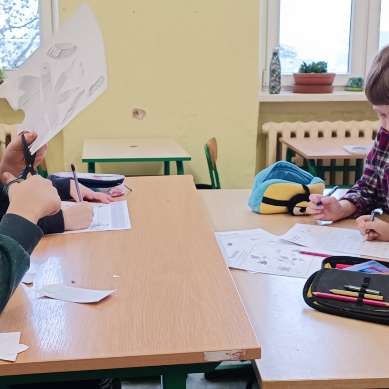 Uczniowie klasy 3 w trakcie  pracy w grupach