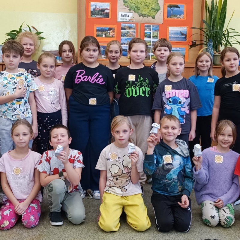 Uczniowie klasy 3 z naklejkami odznakami