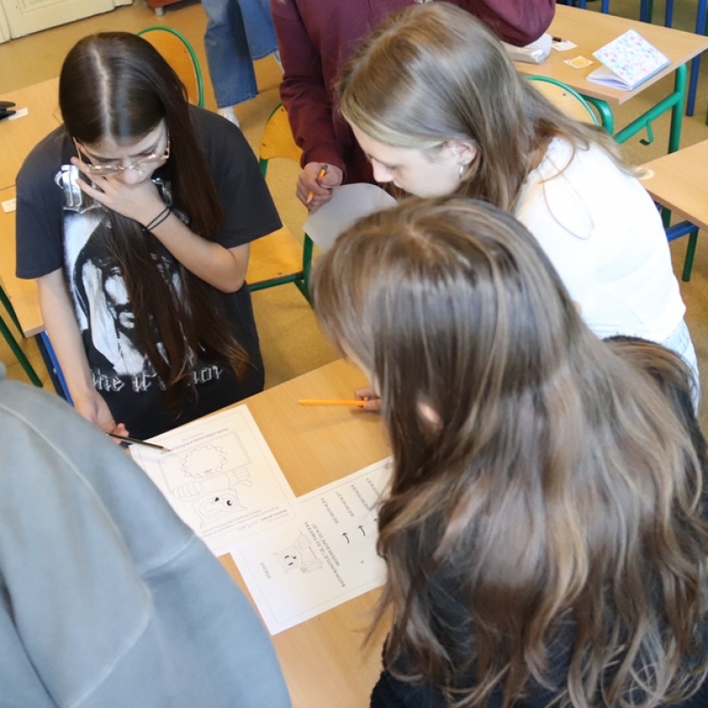 Uczniowie klasy 7a podczas rozwiązywania zadań przy stacjach z zadaniami