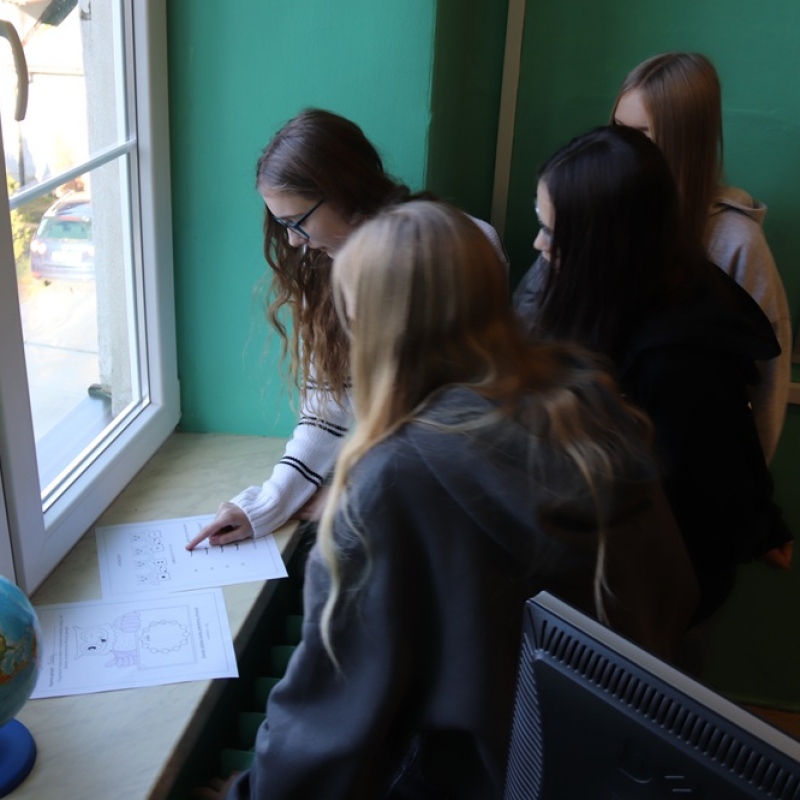 Uczniowie klasy 7a podczas rozwiązywania zadań przy stacjach z zadaniami