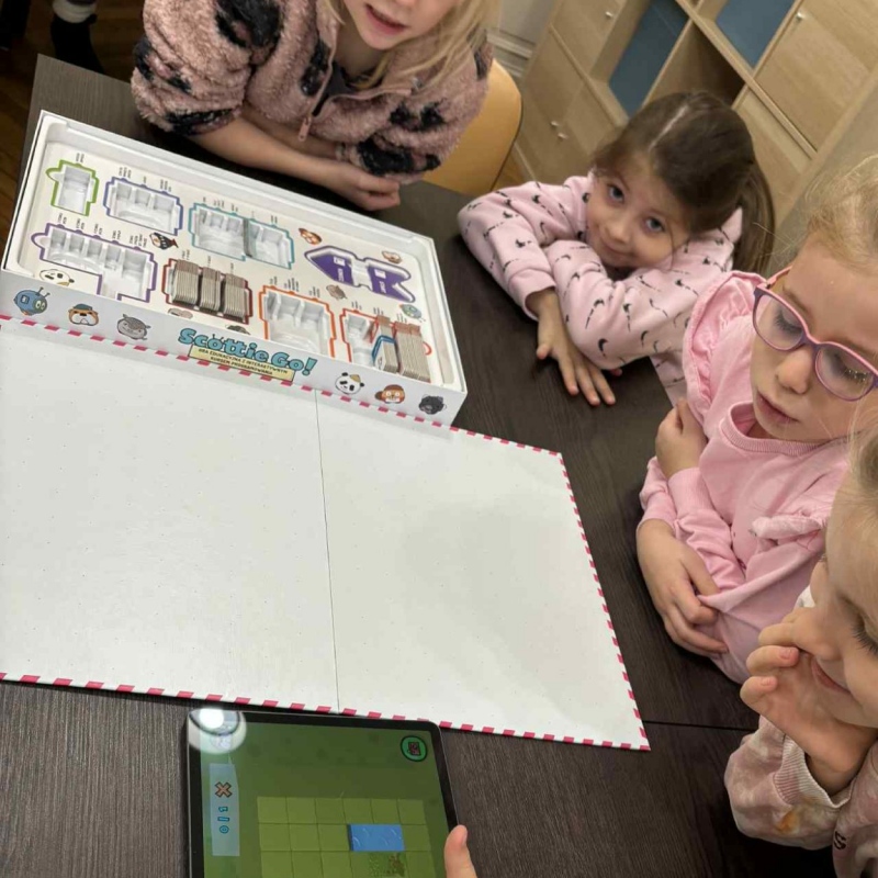 Uczniowie podczas kodowania Scottie Go! w Bibliotece Pedagogicznej