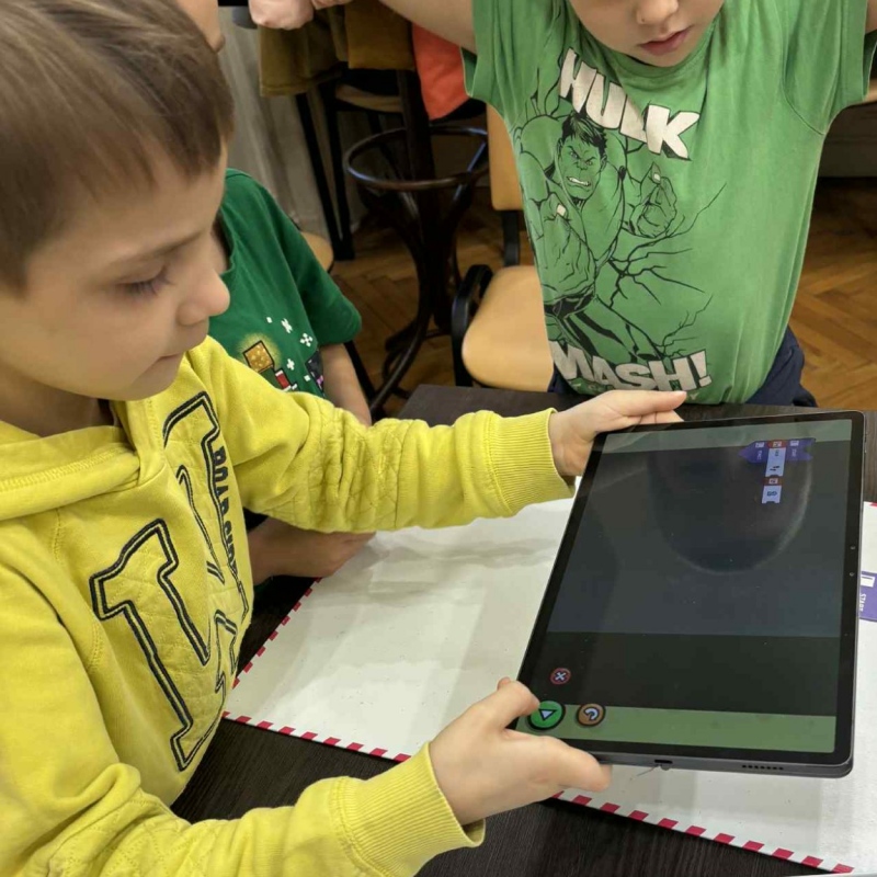 Uczniowie podczas kodowania Scottie Go! w Bibliotece Pedagogicznej