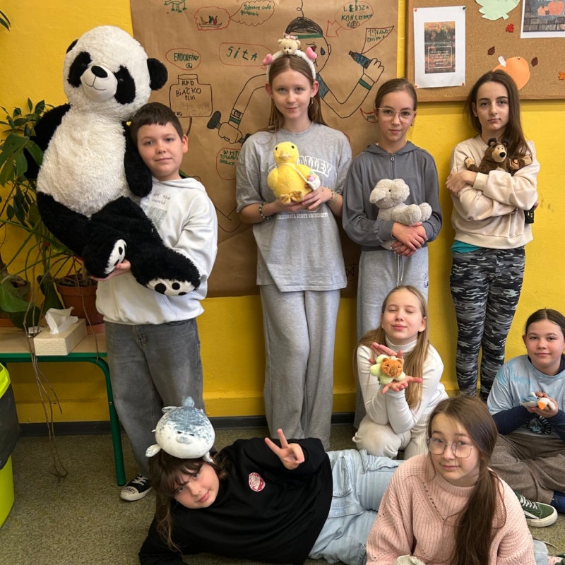 8 uczniów z klasy 5 z maskotkami
