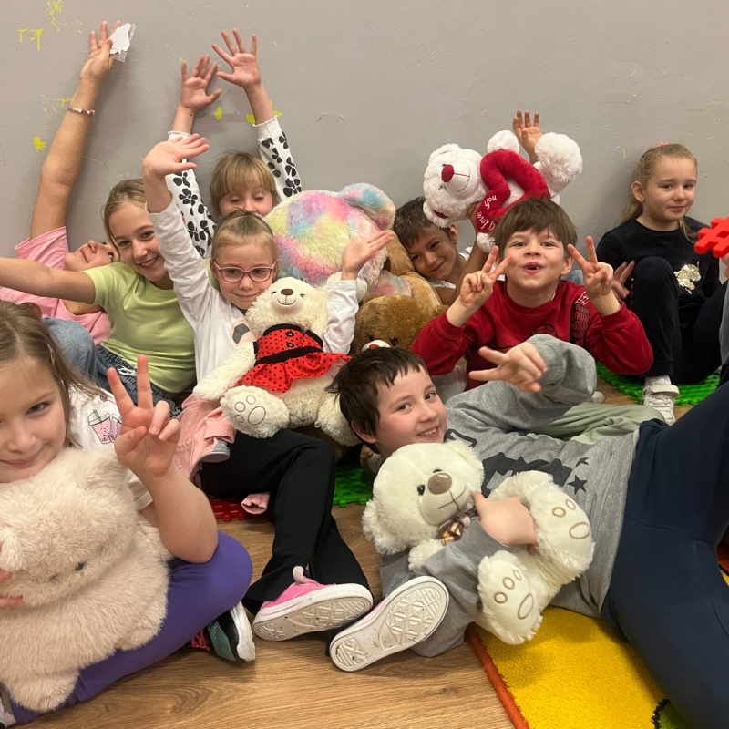 Dzień Misia w świetlicy- grupa uczniów ze swoimi misiami