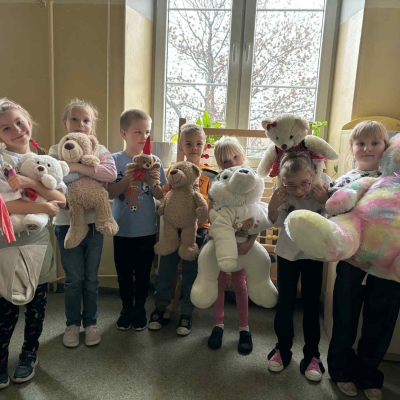 Uczniowie klasy 1a z misiami