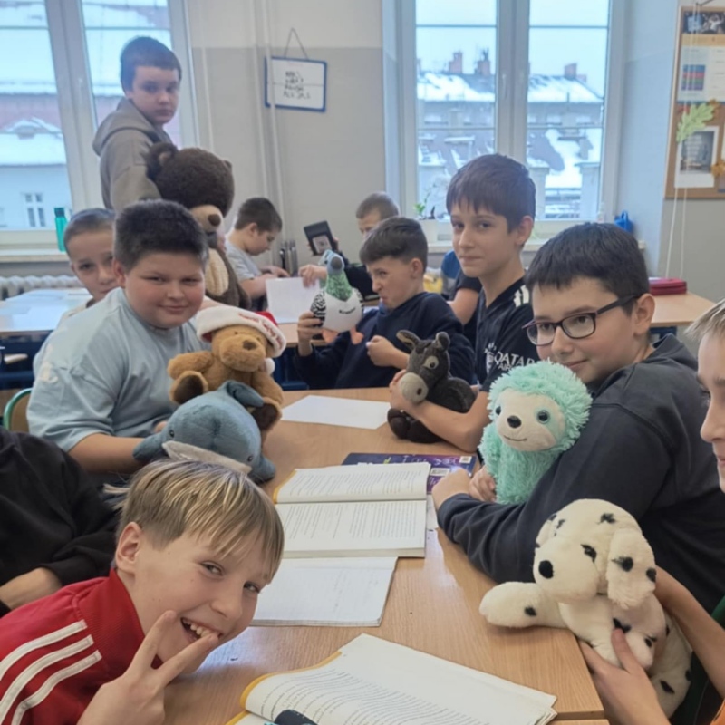 Uczniowie klasy 6 z misiami podczas lekcji