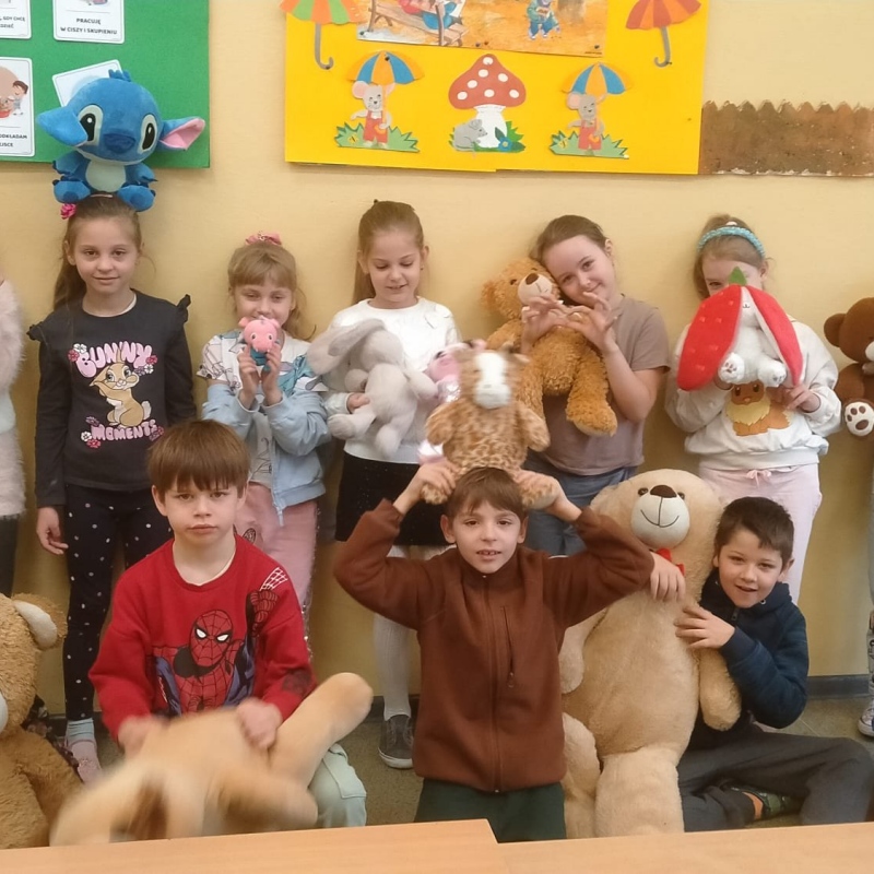 Uczniowie klasy 1b z misiami