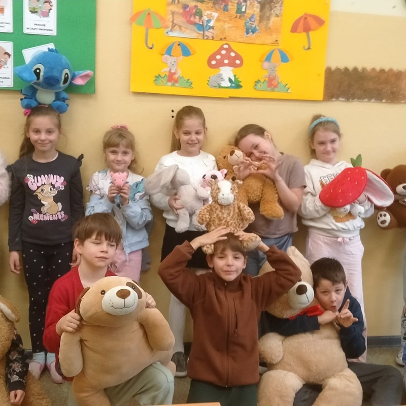Uczniowie klasy 1b z misiami
