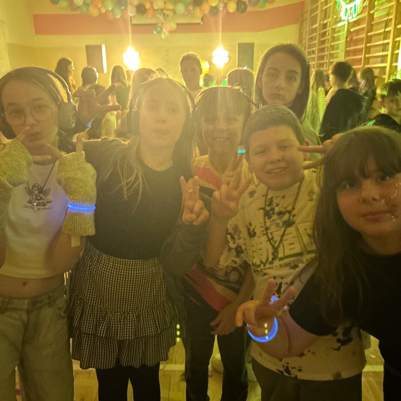 Uczniowie na dyskotece