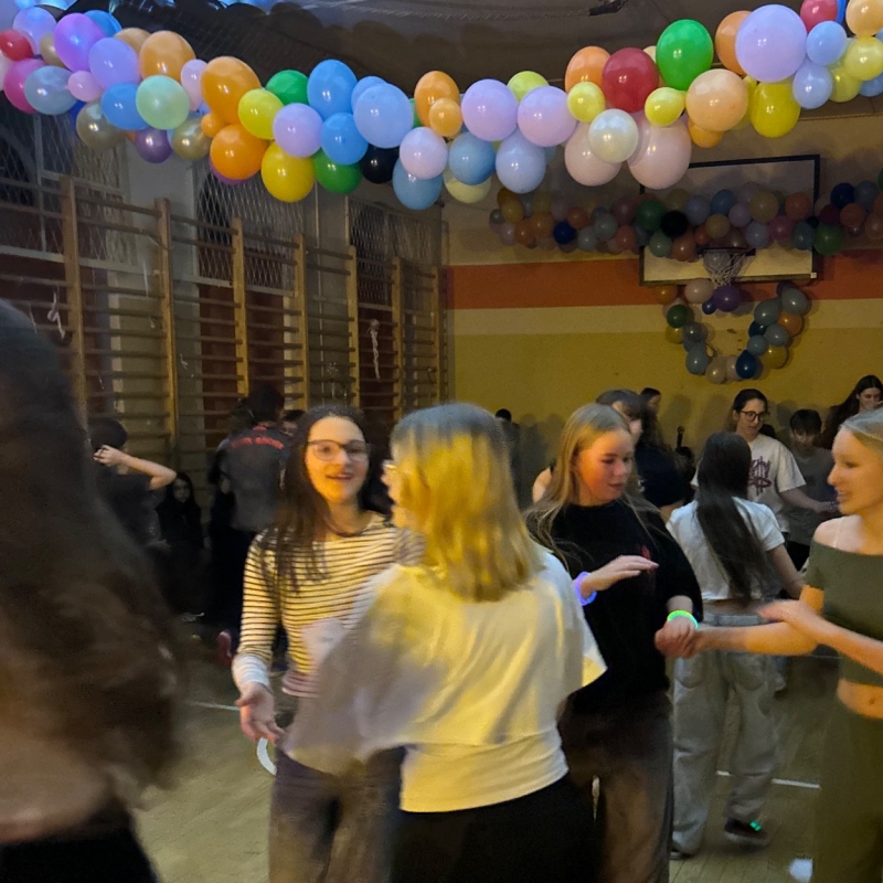 Uczniowie na dyskotece tańczą