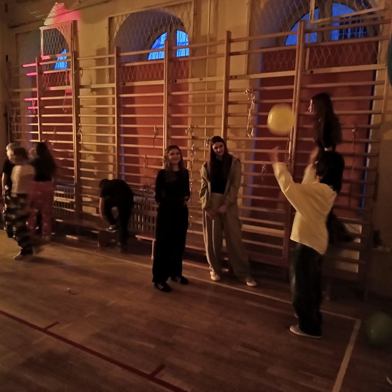 Uczniowie na sali gimnastycznej podczas dyskoteki klas starszych