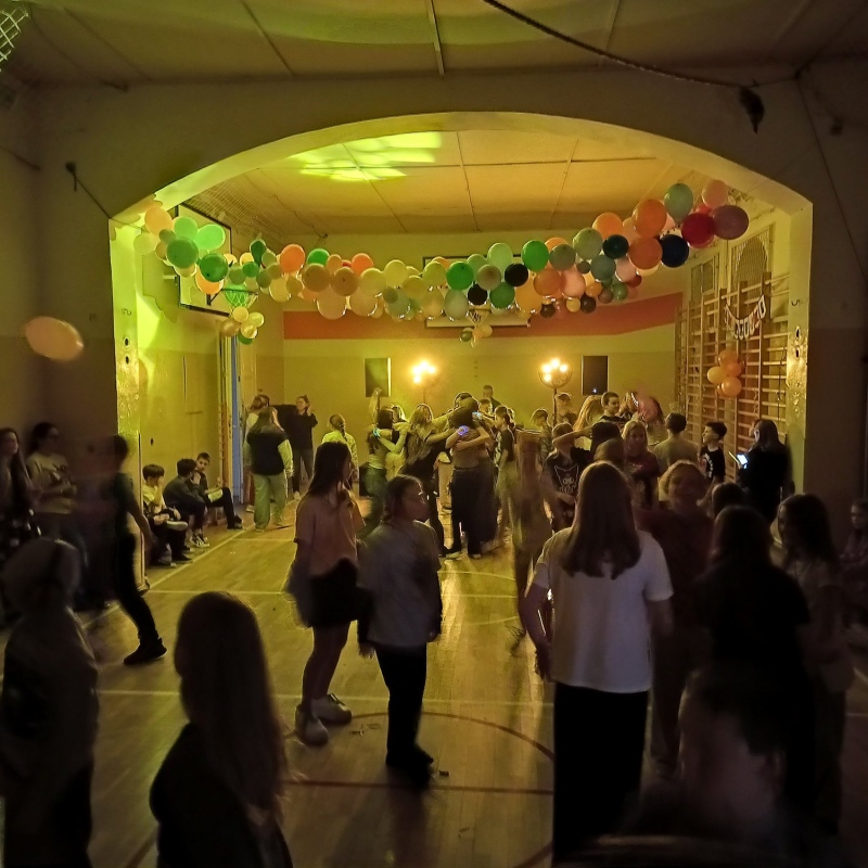 Uczniowie na sali gimnastycznej podczas dyskoteki klas starszych