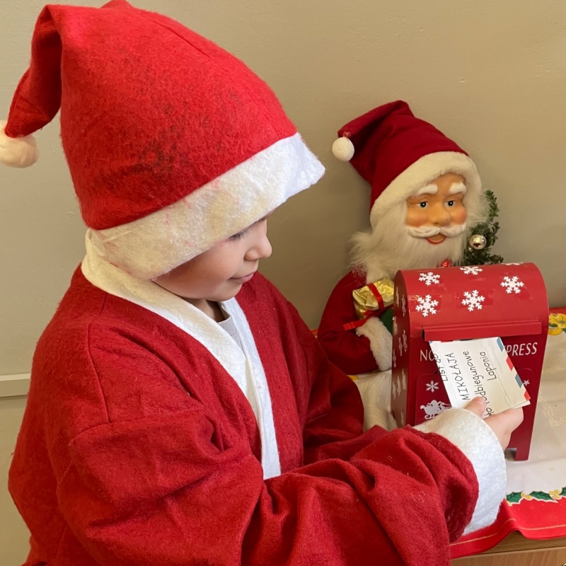 Uczeń wrzuca list do świetlicowej skrzynki na listy