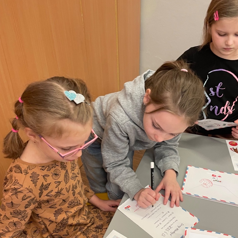 Uczniowie podczas tworzednia listu do Mikołaja