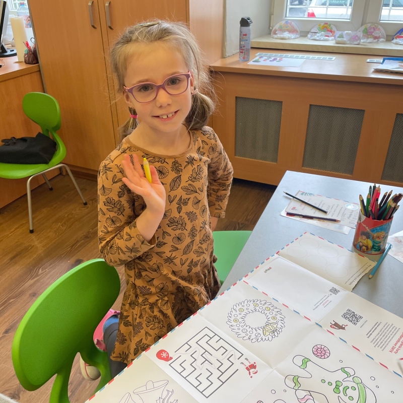 Uczniowie podczas tworzednia listu do Mikołaja