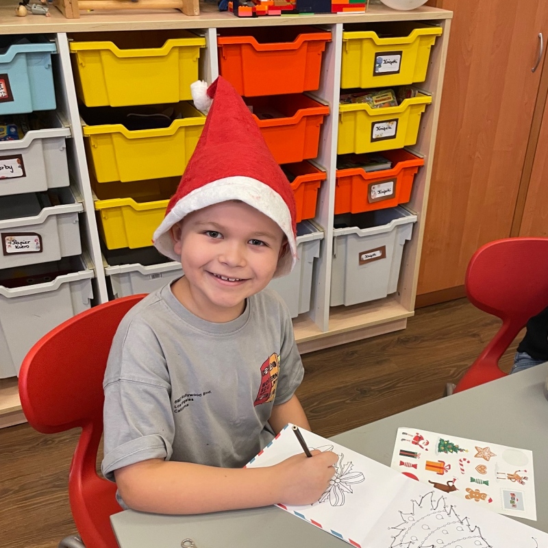 Uczniowie podczas tworzednia listu do Mikołaja