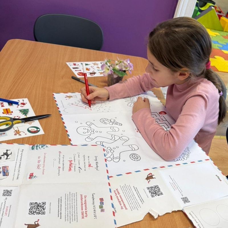 Uczniowie podczas tworzednia listu do Mikołaja