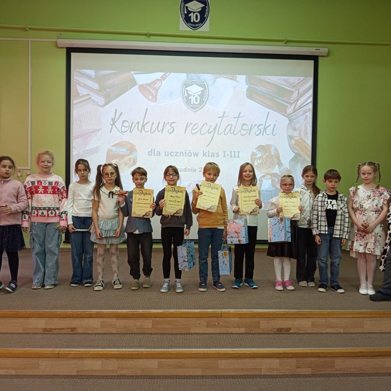 uczniowie na scenie z dyplomami