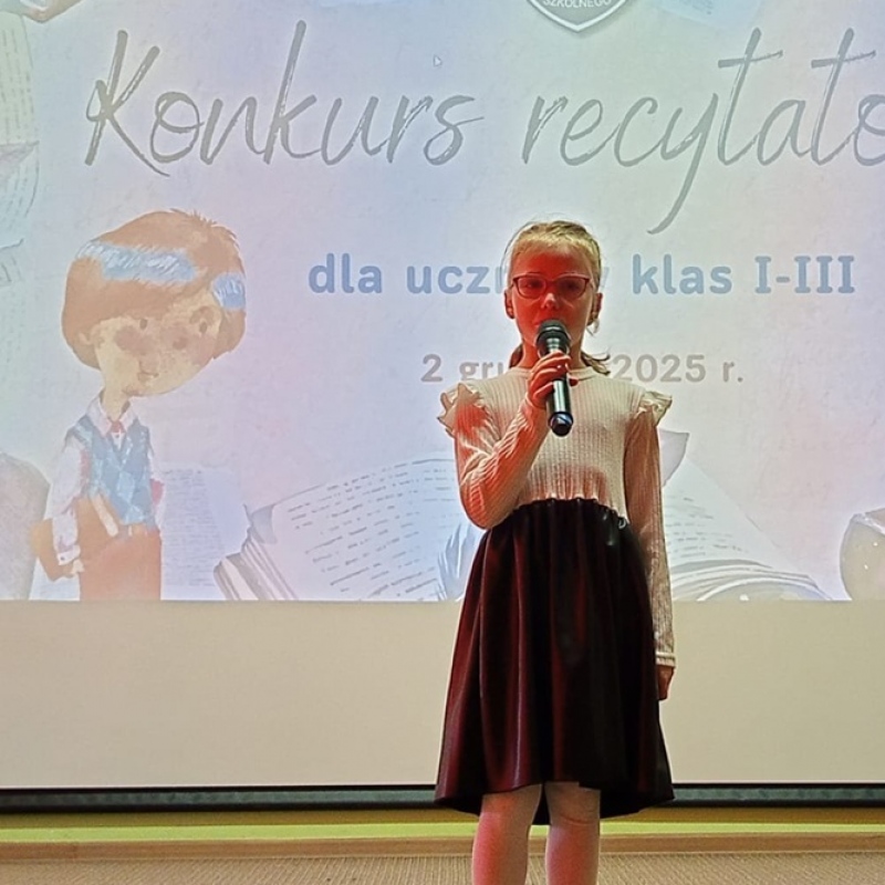 uczennica na scenie recytuje wiersz
