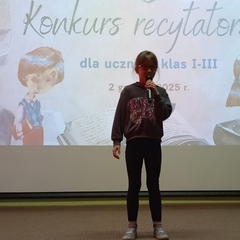 uczennica na scenie recytuje wiersz