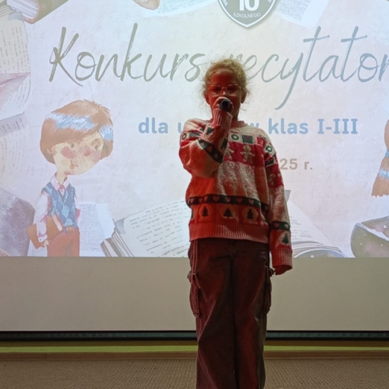 uczennica na scenie recytuje wiersz