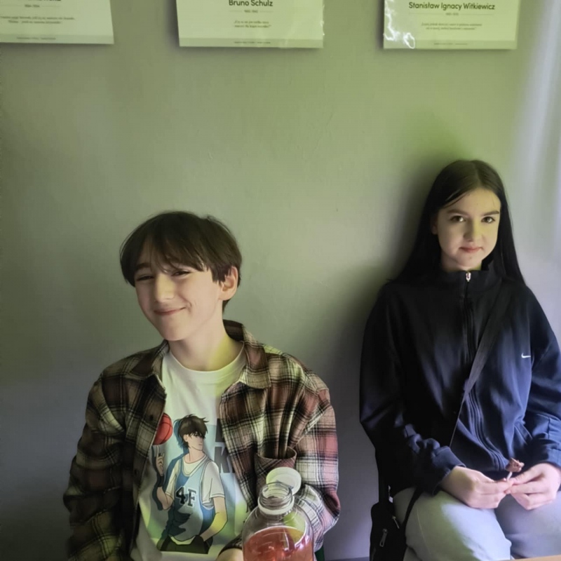 Uczniowie klasy 6 z prezentami